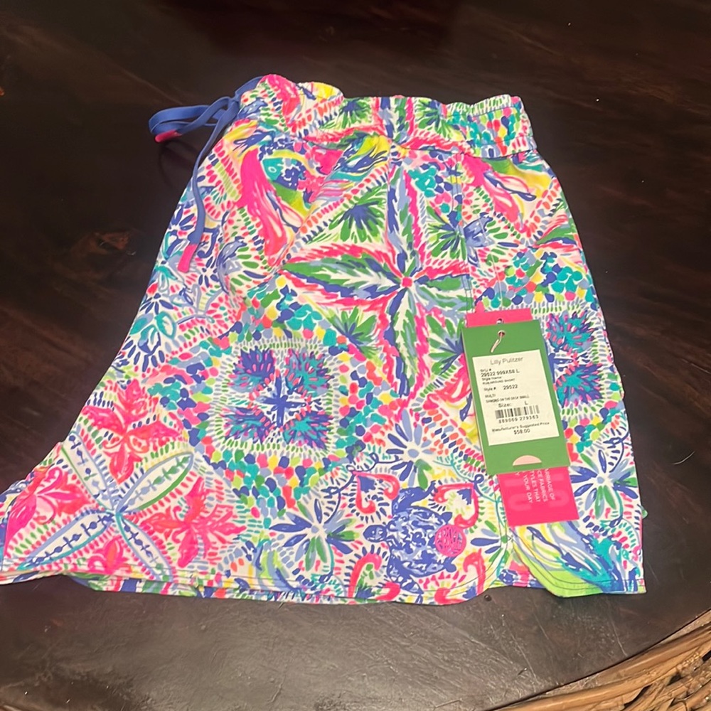 Lilly Pulitzer runaround short. Size large. NWT!!